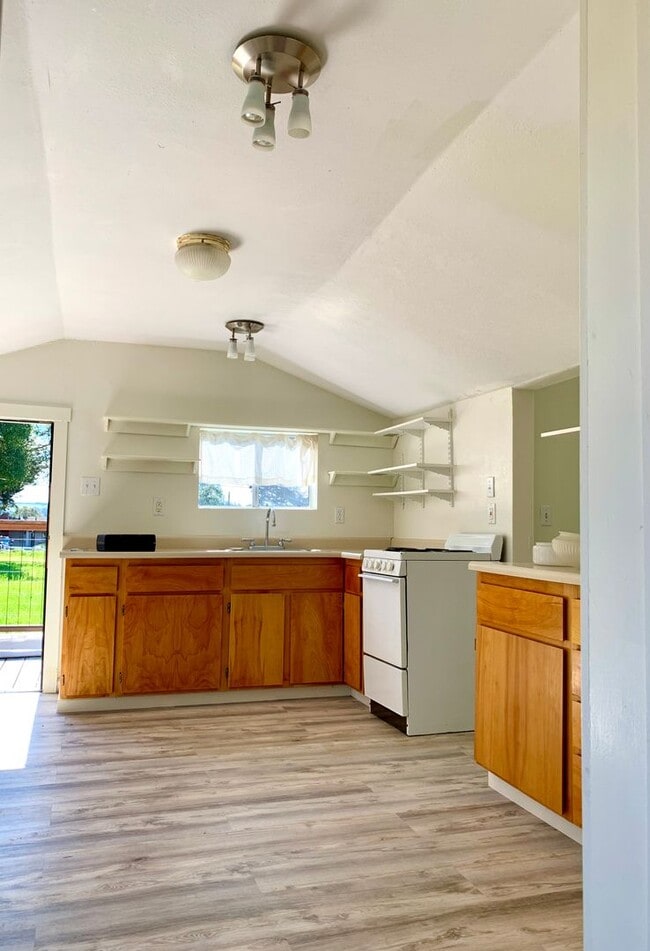 Building Photo - Cute and Quaint One bedroom in Petaluma. P...