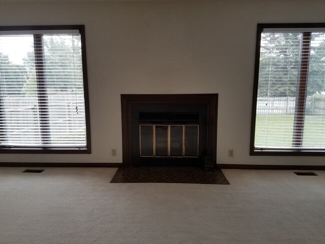 Building Photo - Beautiful 2-bedroom, 1-1/2 bath 2 Level Du...