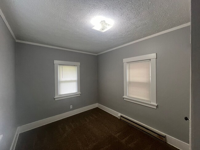 Building Photo - Huge Garage, Fenced Backyard, Laundry