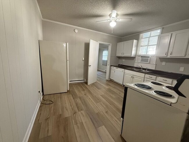 Building Photo - Renovated 4 Bedroom Duplex Unit in South N...