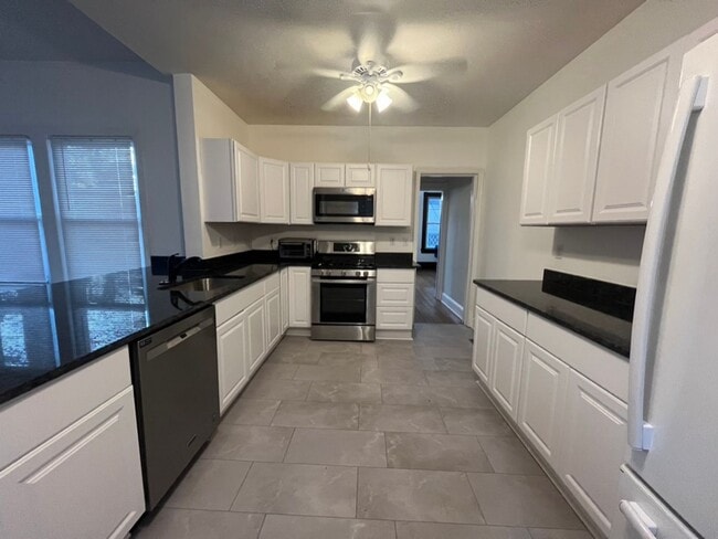 Building Photo - Brookland Grand 4917 sqft 8bd 3.5bth Home | Huge Front Porch | Large Back Yard