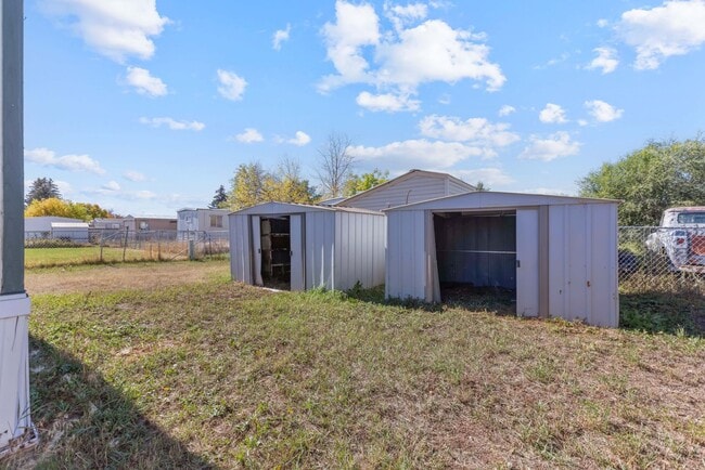 Building Photo - Large manufactured home