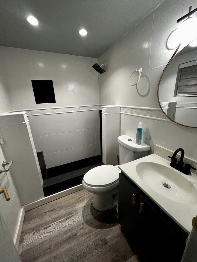 Building Photo - 1441 Lincoln Rd