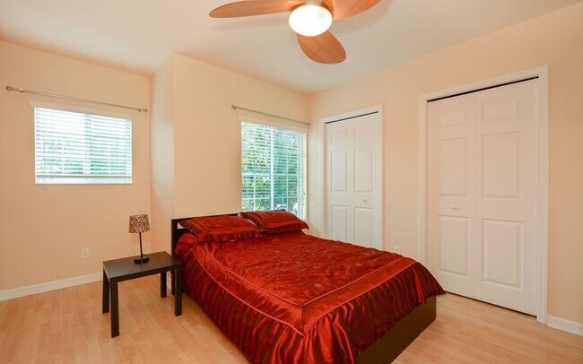 Building Photo - Lakeside Village Townhouse 2 Bedroom  2.5 Bath Available for Short-Term Rental