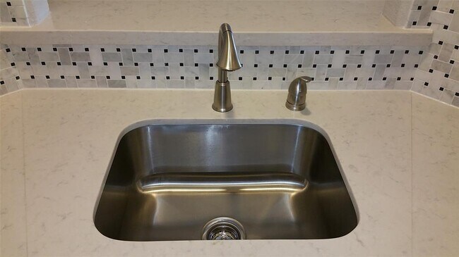 Building Photo - 16409 Pallazo Dr