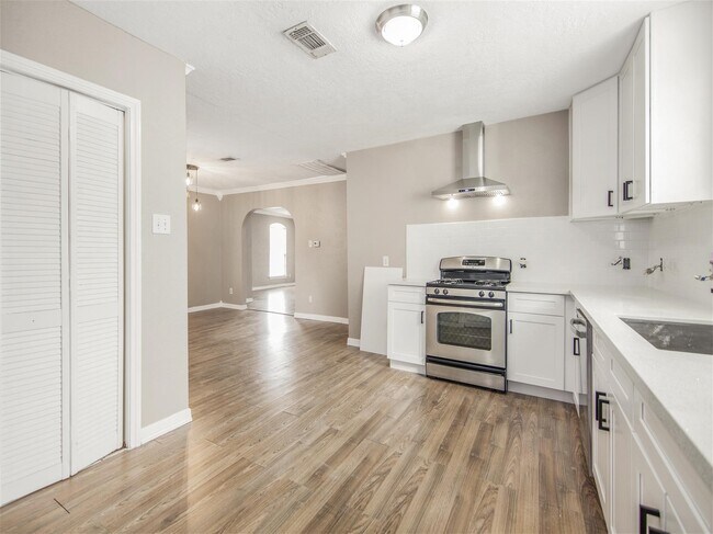 Building Photo - 5108 Clay St