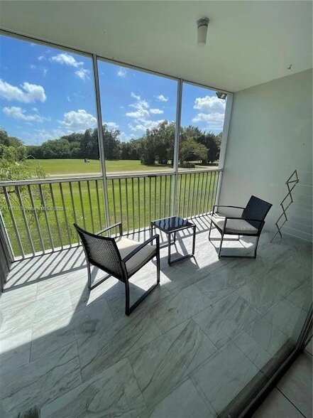 Building Photo - 3100 N Palm Aire Dr