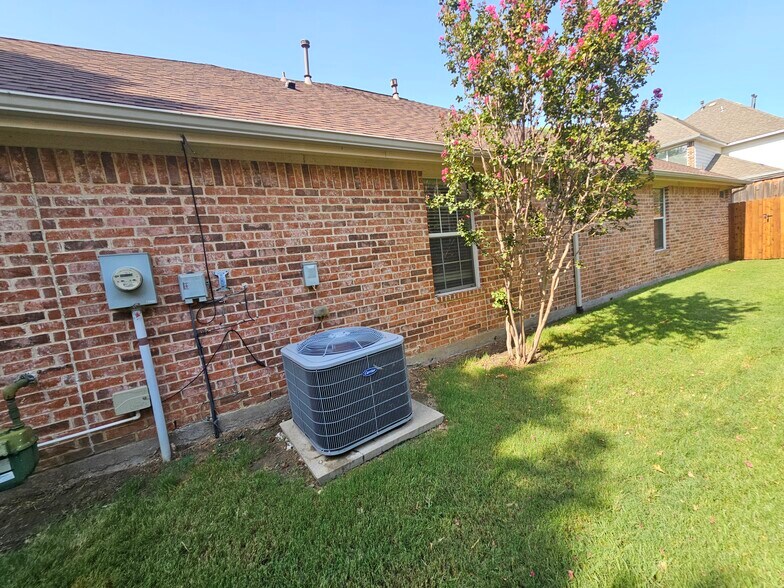 Building Photo - 8562 Robertson Dr