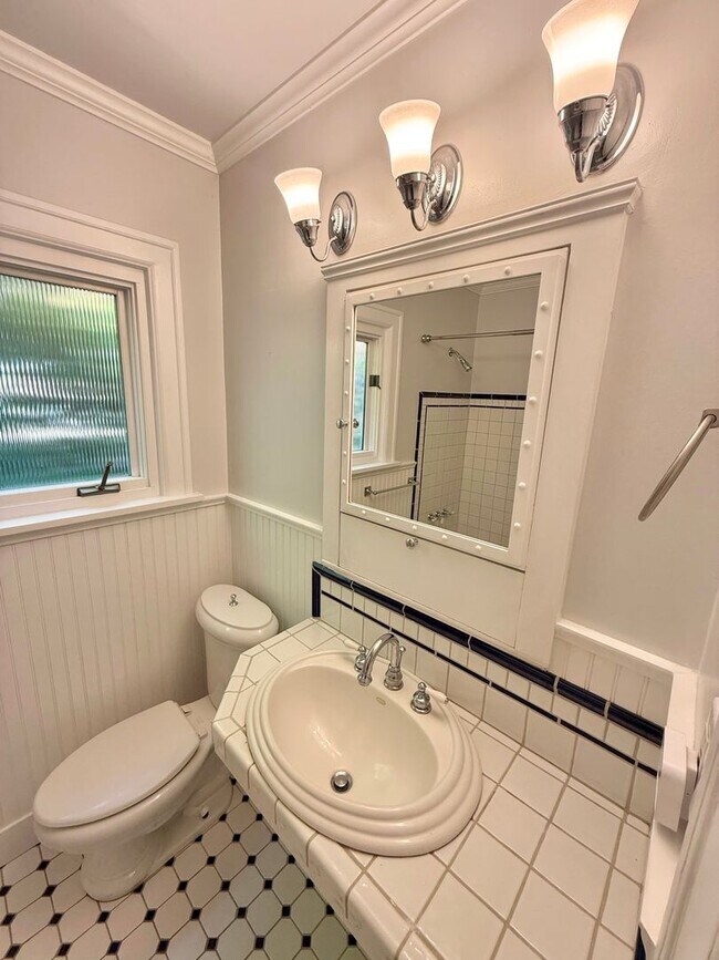 Building Photo - Stylish 3-Bed, 2-Bath Home in the Heart of...