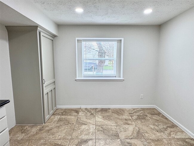 Building Photo - 2301 N Thompson St