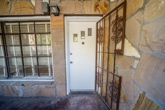 Building Photo - 2218 Chapman St