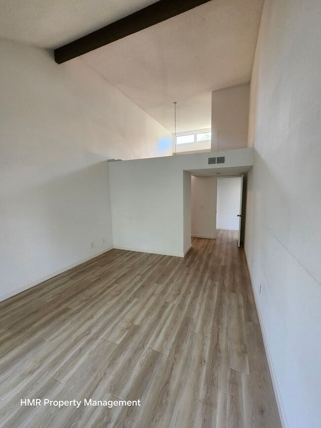 Building Photo - Beautiful 3-Bed, 3-Bath Condo in Prime Cla...