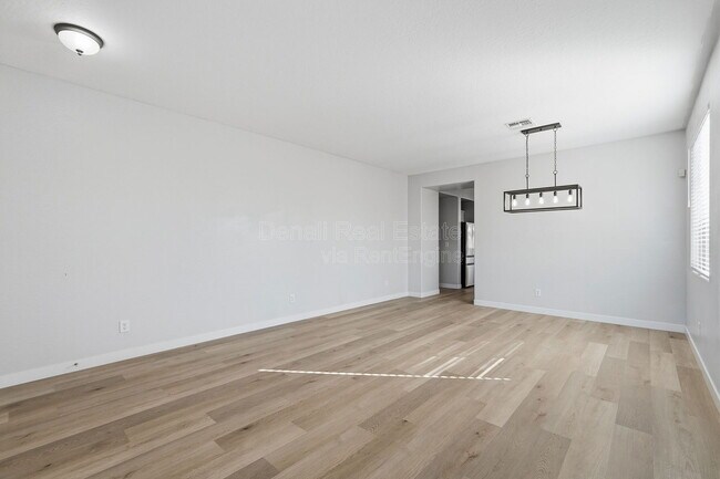 Building Photo - 1711 W Twain Ct