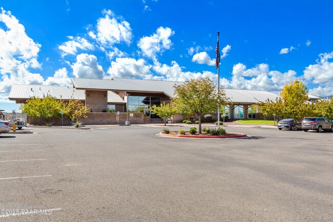 Building Photo - 800 N Morales St