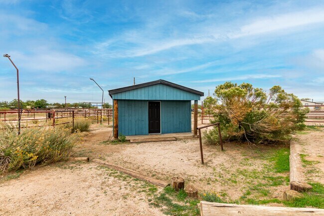 Building Photo - 1.25 Acre 5 Bedroom 3 Bathroom Horse Property in Florence!