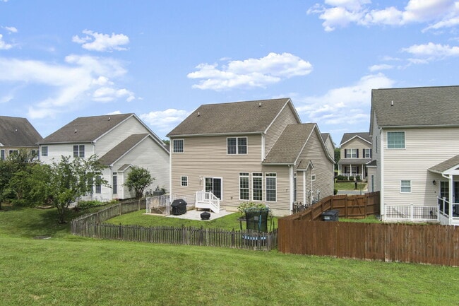Building Photo - Welcome home to this well-maintained 4-bed...