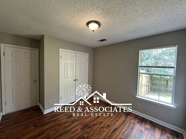 Building Photo - Charming Home Located on Large Corner Lot!