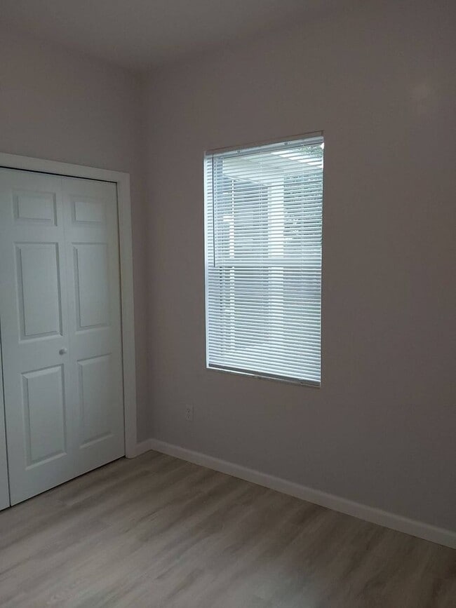 Building Photo - Cozy 3/2/2 single family house with screened in porch!