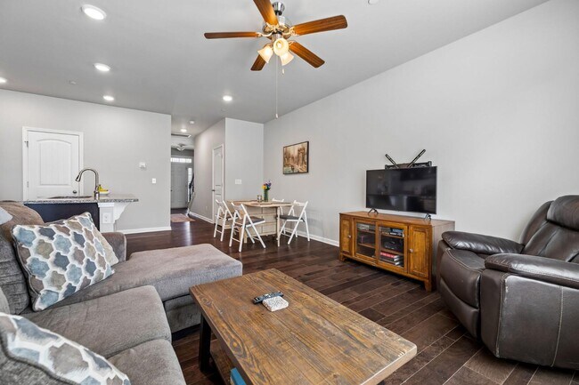 Building Photo - 1045 Enclave Ave