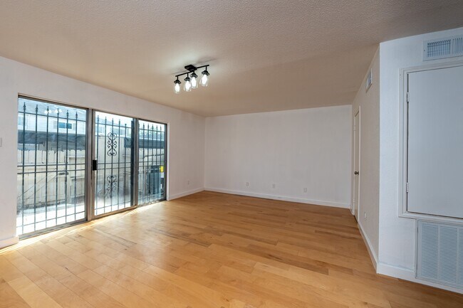 Building Photo - 8486 Ariel St