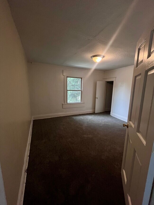 Building Photo - Newly Renovated Single Family Home!
