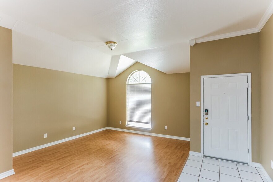 Building Photo - 2853 St Croix Ave