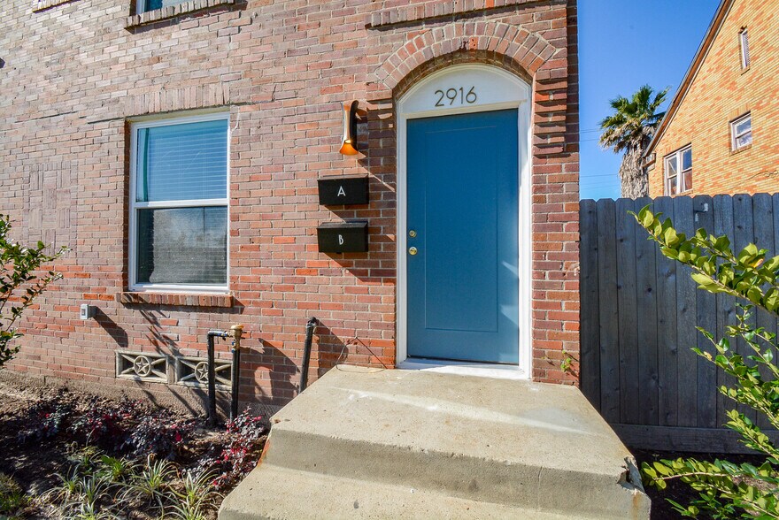 Mailboxes by shared front entry - 2916 Arbor St