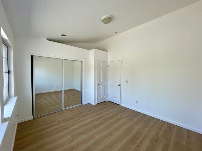 Building Photo - Spacious 2 Bedroom Condo with Garage — Min...