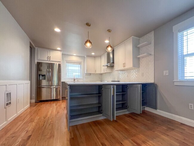 Building Photo - 2Bd/3Ba Seattle Townhouse