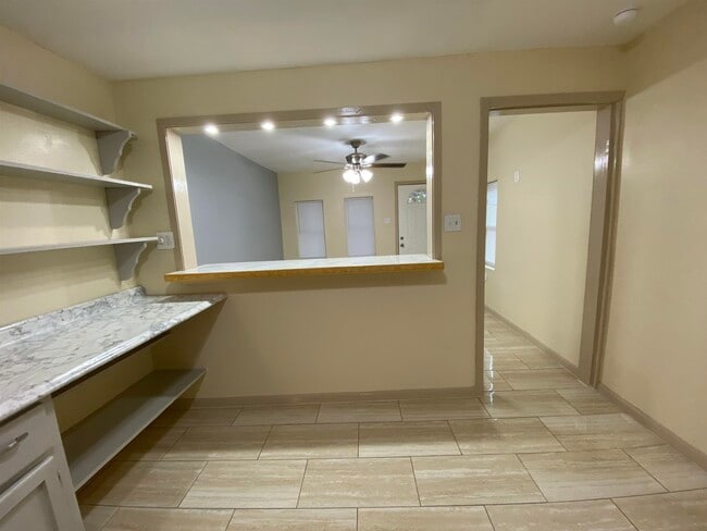 Building Photo - 305 W Ash St