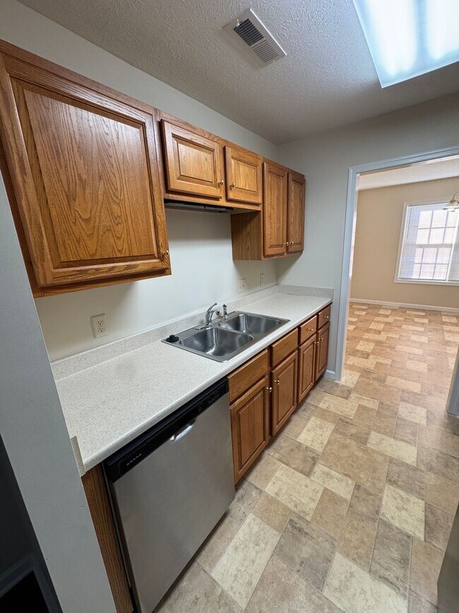 Building Photo - Spacious Townhouse in Bridgewater