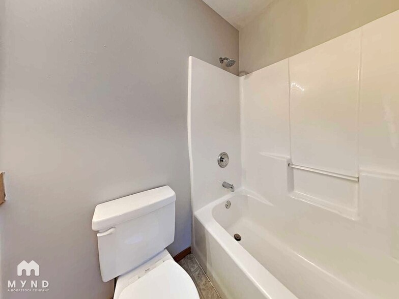 Building Photo - 429 N Century Ave