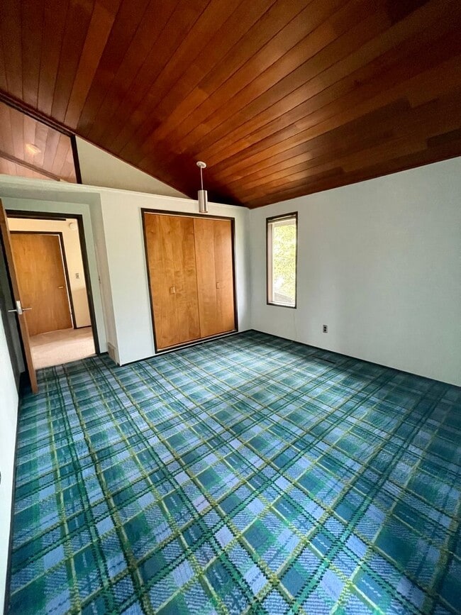 Building Photo - Country Living within one mile to town
