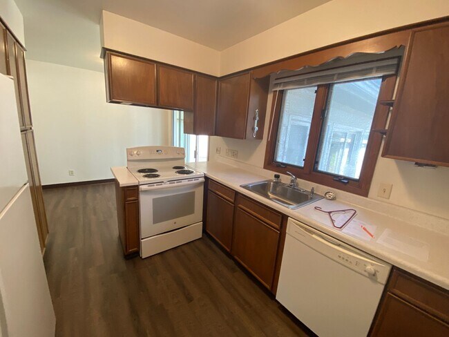 Building Photo - 5 Bedroom by NDSU!!