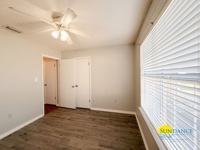 Building Photo - Stunning 3 Bedroom Home in Mary Esther!