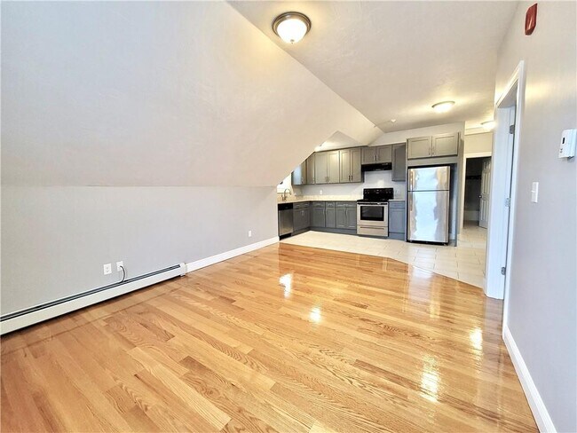 Primary Photo - 525 Charles St
