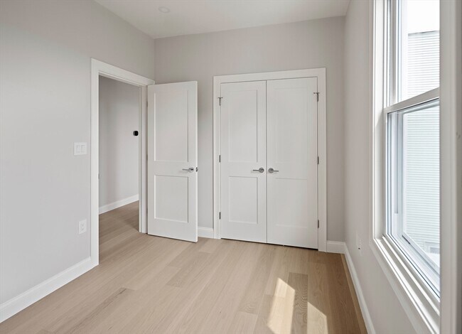 Building Photo - 206 Byron St