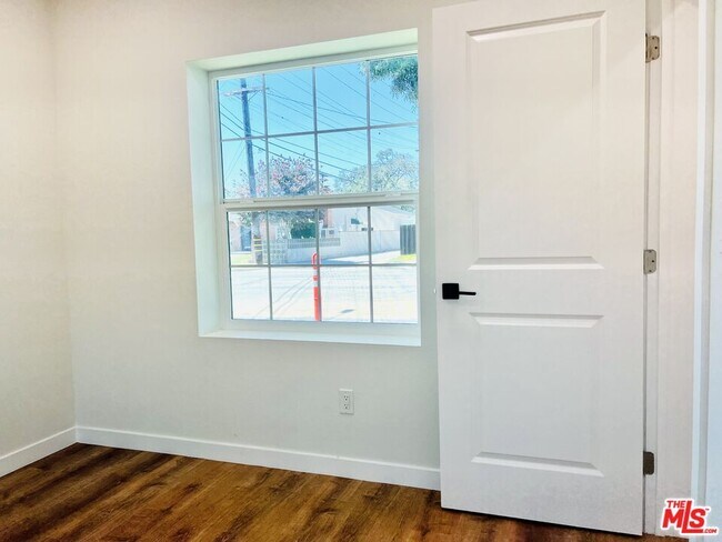 Building Photo - 938 W Glenoaks Blvd