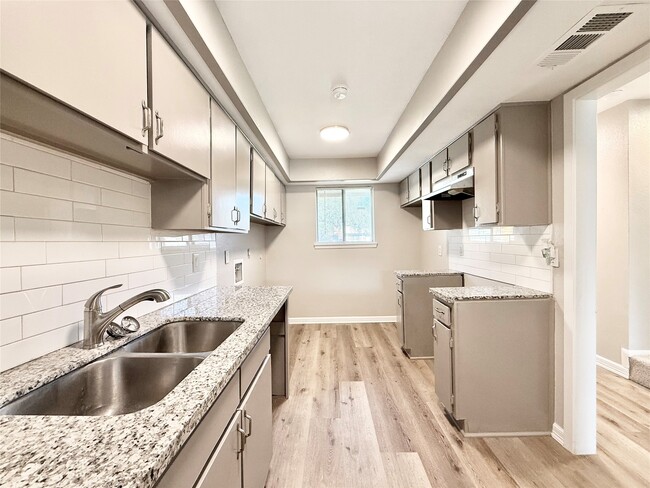 Building Photo - 7980 Grove Ridge Dr