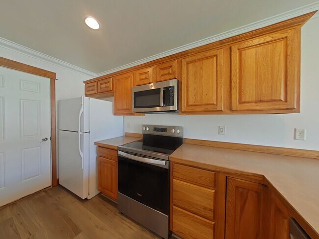 Building Photo - Beautiful 3 bedroom, 2 1/2 bathroom, townhouse with attached garage!