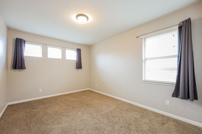 Building Photo - 5 Bedrooms and 3+ Living Spaces!