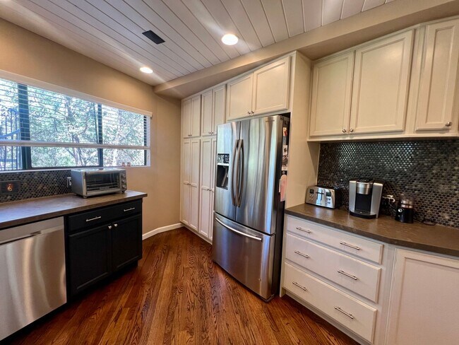 Building Photo - 335 Foothills S Dr