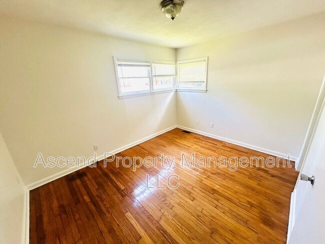 Building Photo - 5018 Golfview Dr