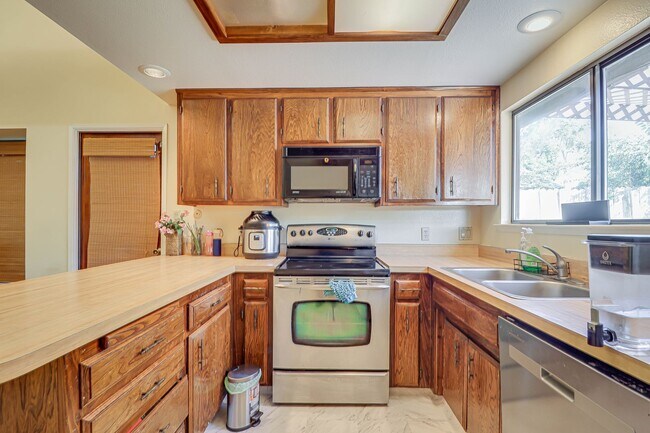 Building Photo - Great Laurelglen Home!