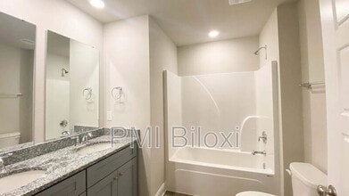 Building Photo - 1005 Enclave Cir