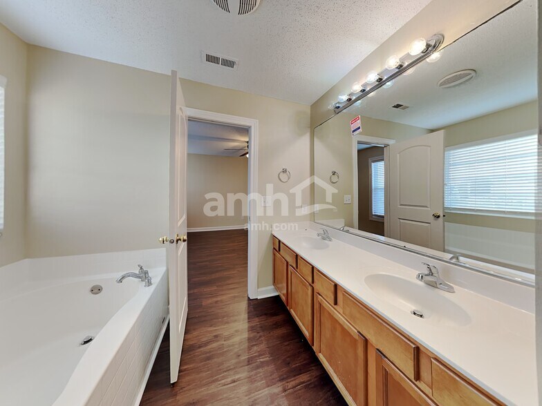Building Photo - 1071 Sassafras Trl