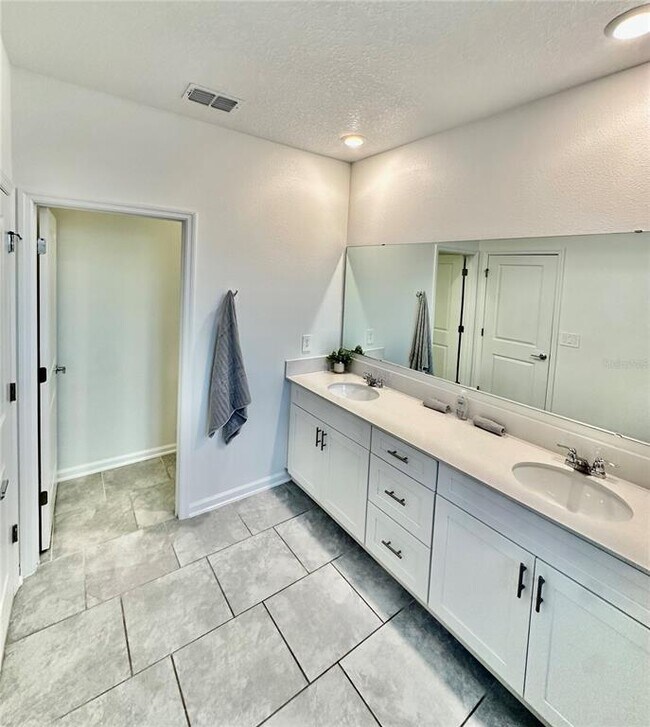 Building Photo - 7477 Stone Crk Trl