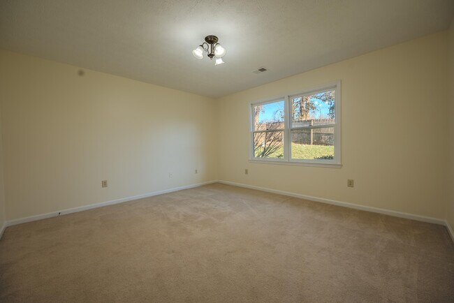 Building Photo - 2504 Ashbrooke Dr