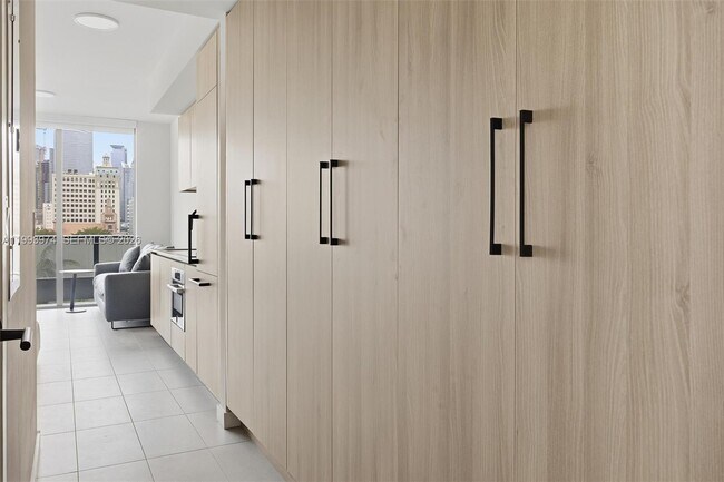 Building Photo - 121 NE 5th St