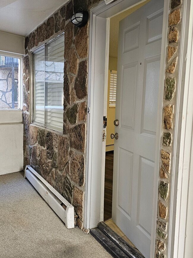 Building Photo - Price reduced!!-Cozy 1 bedroom garden leve...